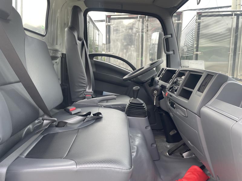 Xe Tải Isuzu QKR 210 Thùng Mui Bạt 13 nội thất isuzu qkr 210
