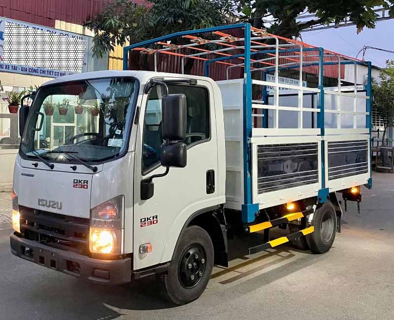 Xe tải Isuzu QKR 230 thùng mui bạt 2 isuzu qkr 230 thùng bạt