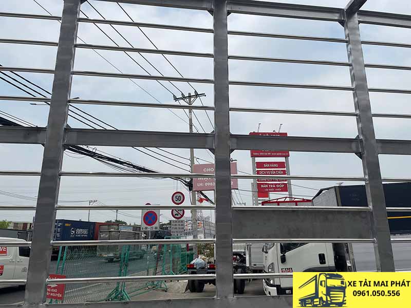 hino 8 tấn chở gia cầm 408 lồng
