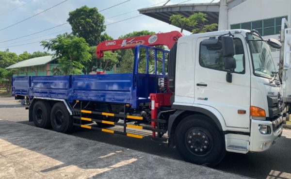 Xe Hino 500 gắn cẩu Unic 3 tấn 3 khúc V343