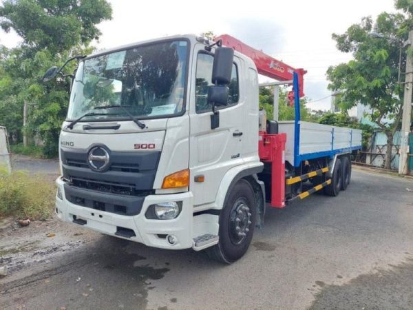 Xe tải 3 chân Hino 500 gắn cẩu Unic 8 tấn 4 khúc V800