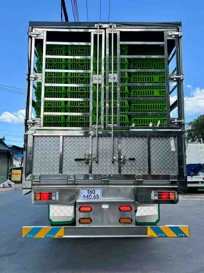 Isuzu FVM 1500 Thùng Gia Cầm 3 isuzu fvm 1500 thùng gia cầm